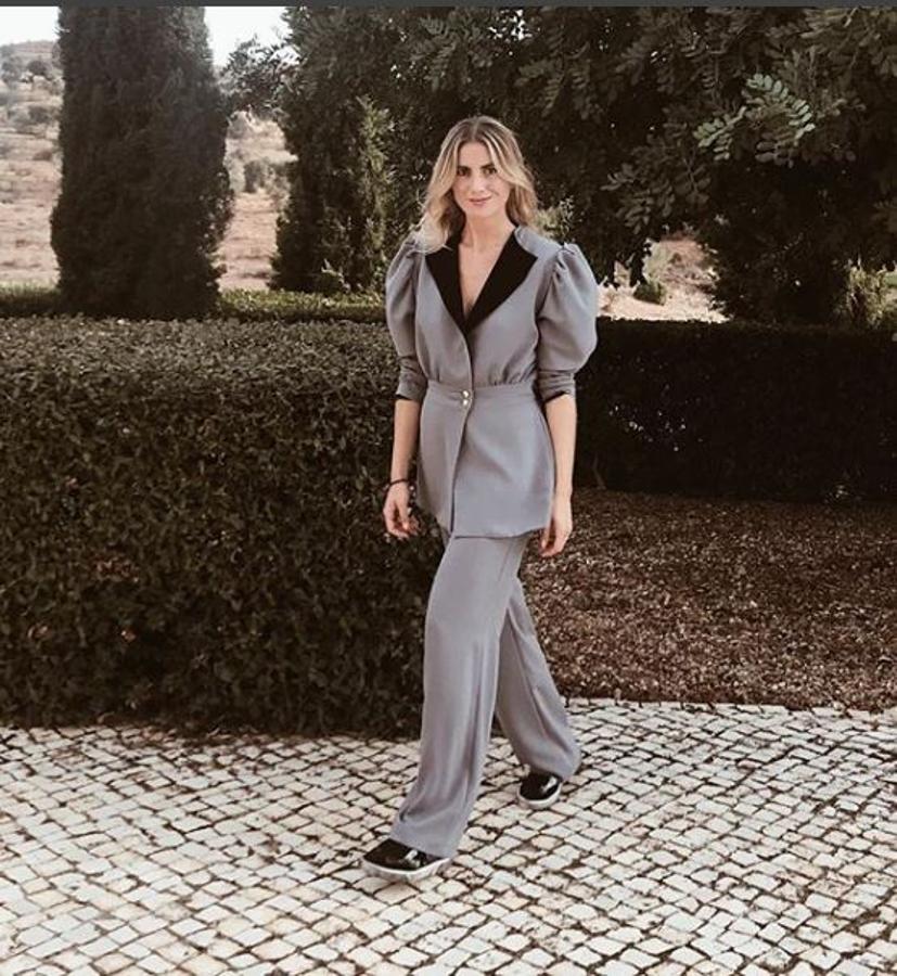 Aunque parezca una firma clásica, tiene diseños tan originales como este. Áñadele un chal de terciopelo negro y no nos cabe duda de que serás la mejor vestida de una boda de invierno.