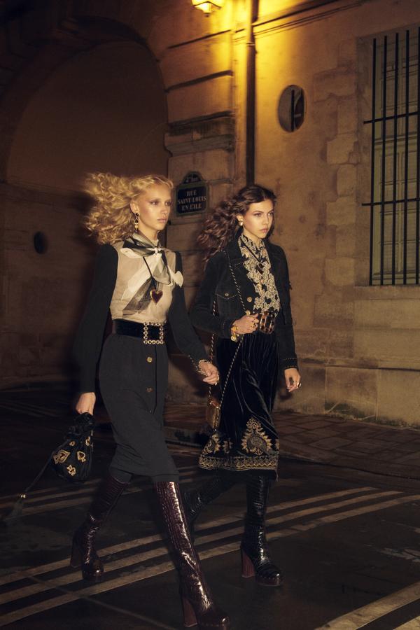 Zara se ha vuelto a superar con su campaña otoño-invierno 2018, que no solo nos deja propuestas tan sofisticadas y maravillosas como esta, sino que juega a copiar la estética de la Alta Costura... y lo consigue.Precios: blusa, 59.95 euros; falda, 69.95 euros; cazadora, 149 euros; blusa corazones, 49.95 euros; y falda bordada, 99.95 euros.