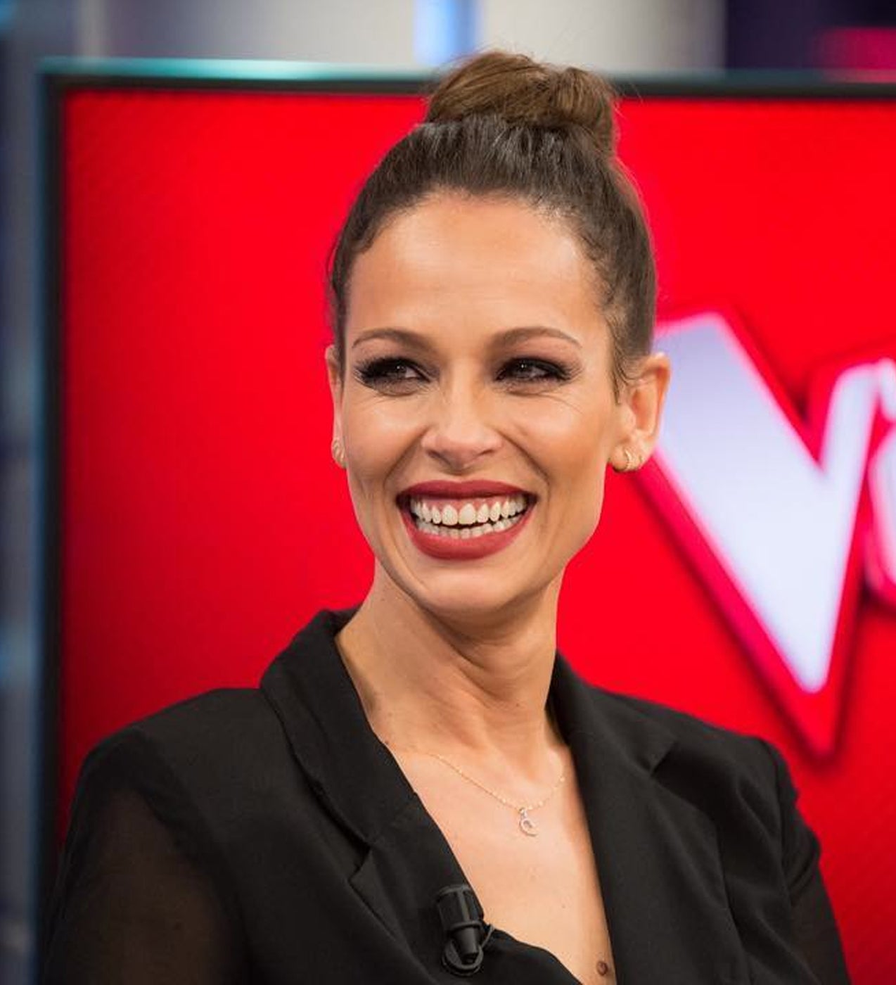 Para su última aparición en público la presentadora ha elegido el acabado mate para su labial, que es el efecto que está de moda esta temporada. Eso sí, tiene que ir acompañado de unos labios bien hidratados o se corre el riesgo de que se cuartee demasiado y de que se noten las arrugas de la zona bucal.