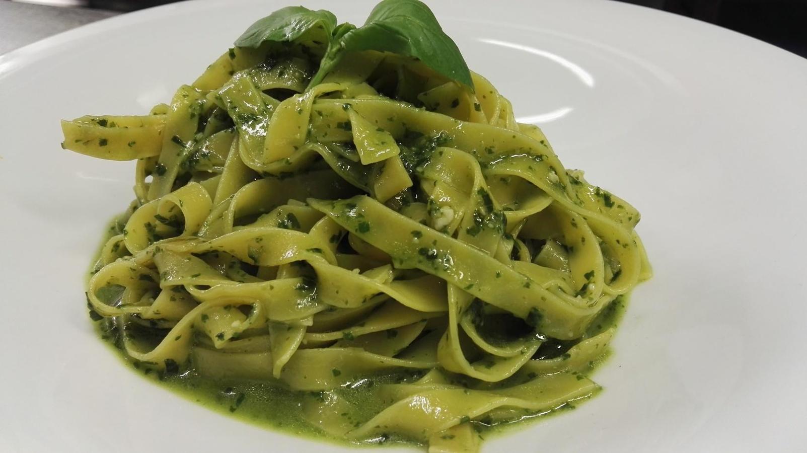 La Raviolina nos propone disfrutar de un rincón de Italia en la Parte Vieja de San Sebastián, concretamente, en la Calle Puerto, 9. Su 'cucina della nonna' está elaborada con ingredientes de primera calidad y técnicas tradicionales, y nos deja pizzas, pastas y helados con los que creerás que estás en otra parte del mundo...