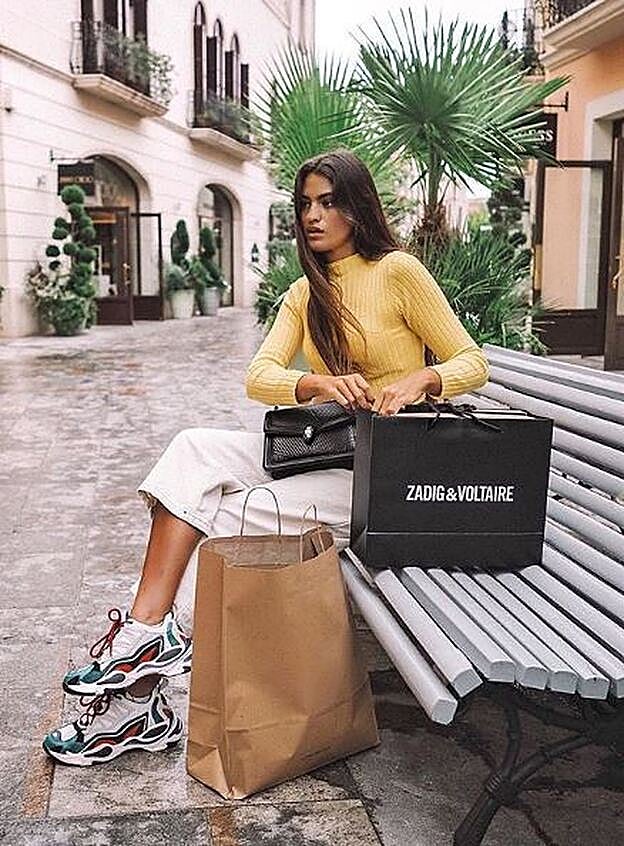 Marta Lozano con jersey de canalé amarillo. Puedes encontrar uno muy parecido en Asos.