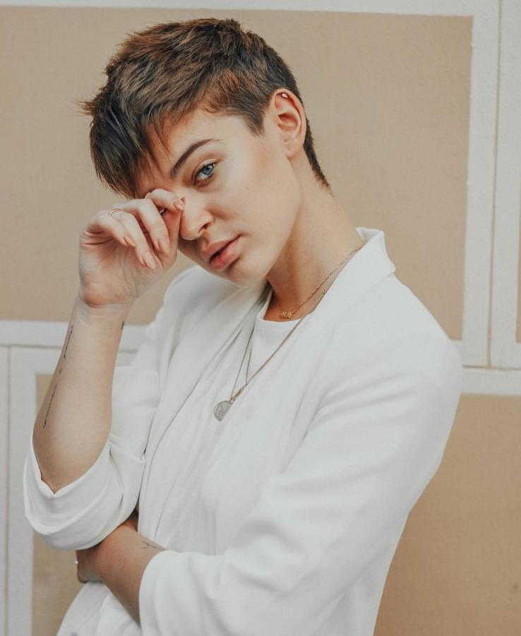 A comienzos de este verano, Laura Escanes optó por dejar a un lado el rubio para pasarse  a su color de pelo natural . Un castaño que estrenó con un pelo ligeramente más corto (un corte garçons).