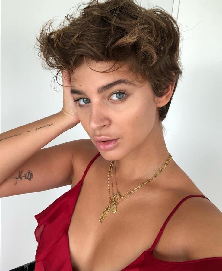 A lo largo del verano, Laura Escanes fue dejando crecer su pelo al natural y dejando la mayor parte del volumen en la parte superior. Manteniendo rebajada la parte de las patillas y de la nuca.