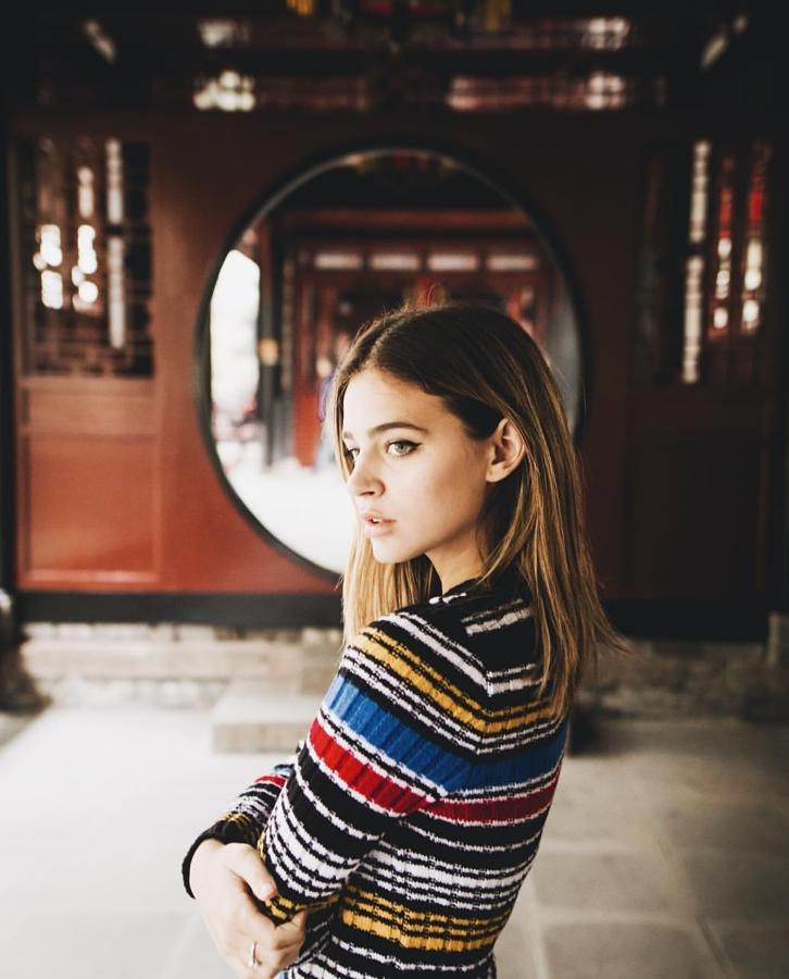 Laura Escanes con el pelo algo más corto, optaba poco después por unas mechas californianas de medios a puntas.