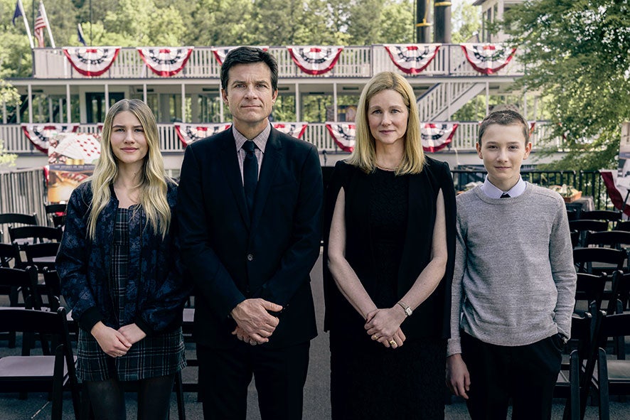 'Ozark' (Netflix). Un conflicto con cuatro vértices: la banda local (liderada por el terrible matrimonio Snell) y la internacional (un cártel mexicano), y dos familias desestructuradas: los Byrde y los Langmore, que también actúan como peligrosas pandillas.