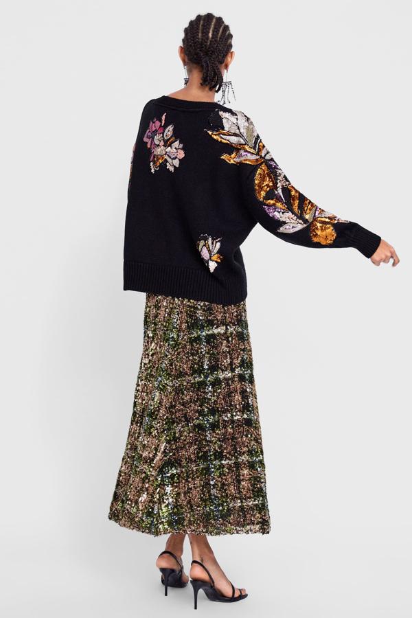 Una opción genial que aún se está reponiendo en Zara (se ha agotado un par de veces) es esta falda línea A totalmente bordada de lentejuelas (79,95 euros). Puedes llevarla durante el día con una sudadera larga y sneakers y en tus citas nocturnas, con prendas más sofisticadas.