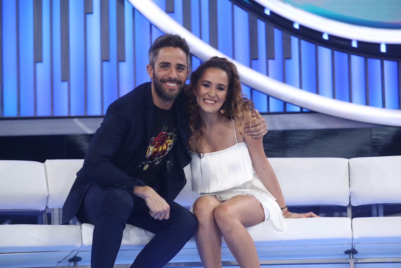Roberto Leal junto a Marilia, una de las concursantes que cantaba en solitario este miércoles 24 de octubre.
