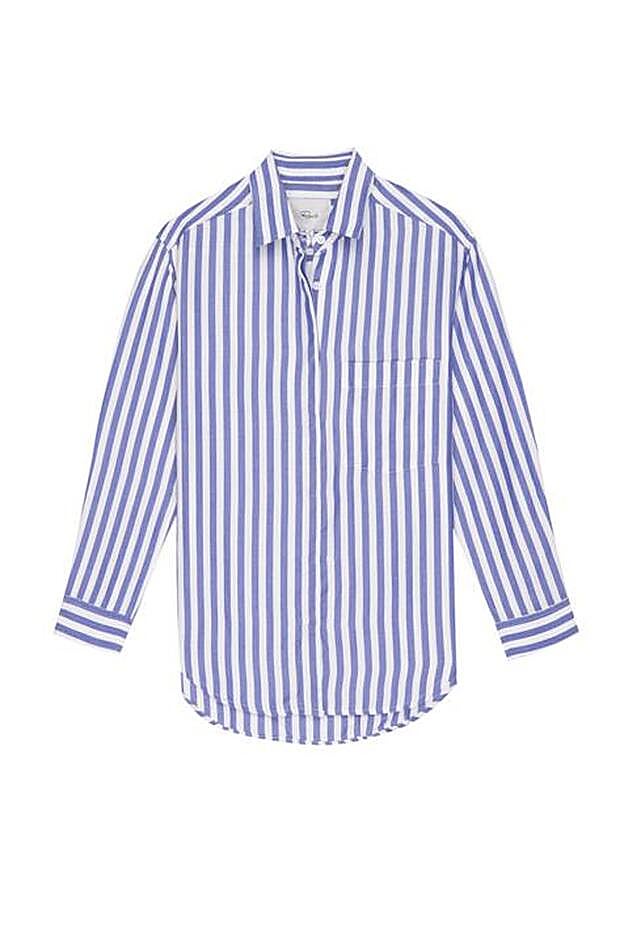 Camisa de rayas azules y blancas, con cuello clásico y manga larga.