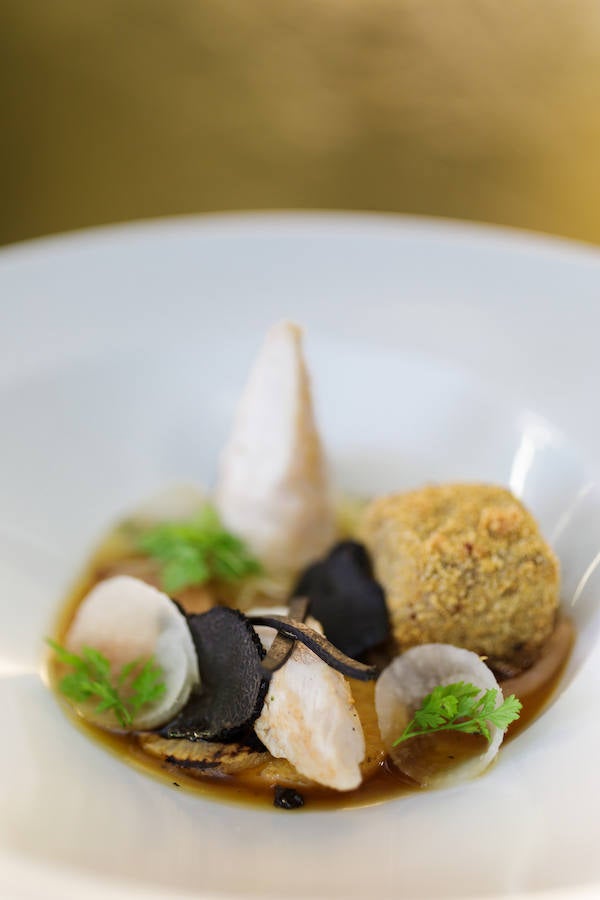 Eberhard Lange, Chef Principal de Hugos, el restaurante del Hotel InterContinental de Berlín, asegura que cada vez preferimos más los alimentos de proximidad y los establecimientos pequeños, pero selectos, a los grandes supermercados. Por eso, nos cuenta, valoramos cada vez más "ingredientes únicos y nuevos, que solo se encuentran disponibles para una minoría selecta, como la endrina, el cornejo y las puntas de picea". Además, está seguro de que estos ingredientes se pondrán de moda en los próximos meses porque "son relativamente desconocidos para las generaciones más jóvenes, que se sorprenden ante lo que la naturaleza nos ofrece, mientras que los comensales de mayor edad los reconocerán después de mucho tiempo sin probarlos. Será una tendencia de comida nostálgica".