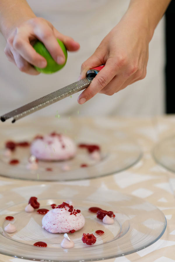Sophie de Bernardi, chef de pastelería del Café de la Paix del Intercontinental París Le Gran nos recuerda que, como cada vez más gente busca una alimentación sin gluten, "el 'kasha', de origen ruso, está adquiriendo mucha popularidad como sustituto del trigo. Tiene muchos nutrientes y antioxidantes, por lo que se ha convertido en un plato de moda en varias cocinas de toda Europa". Y es que, aunque no se trata de un verdadero cereal, sino de una fruta, "las semillas de kasha a menudo se emplean como acompañamiento de manera similar al arroz o la quinoa, pero también en postres, ya que su textura crujiente da un resultado delicioso"