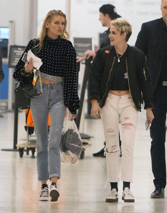 Kristen Stewart y Stella Maxwell viven una fogosa historia de amor. En una de sus últimas apariciones públicas en Coachella, la pareja no dejó de darse besos.
