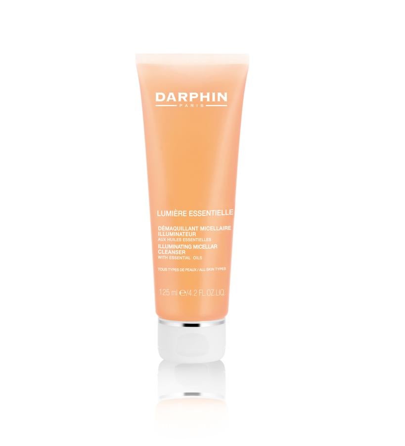 se caracteriza por su acción micelar que transforma la rutina de limpieza en una experiencia en la que su textura se tiene tres fases: gel, aceite y emulsión. Además, contiene una mezcla de aceites esenciales cítricos y flores que vigoriza e ilumina la piel. El resultado es una piel limpia, sana y rejuvenecida.  Lumière Essentielle Limpiador Micelar Iluminador de Darphin  (27 €).