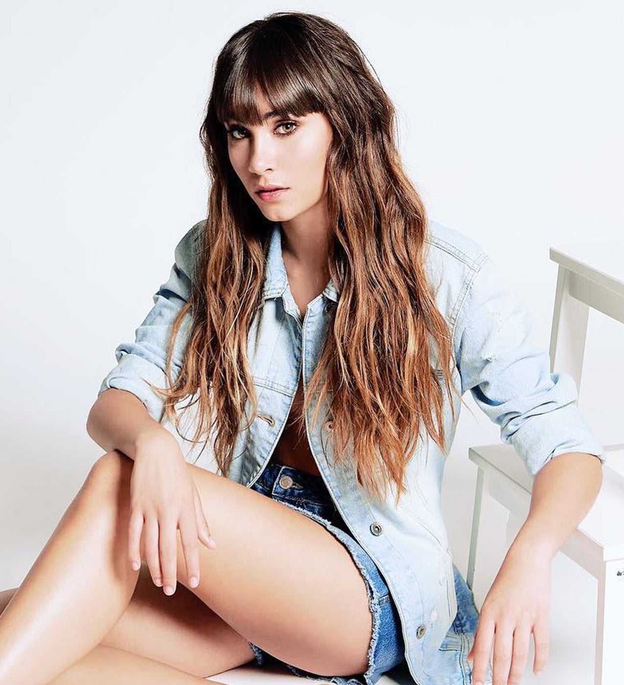 El champú en seco no solo sirve para eliminar el exceso de grasa en las raíces del cabello o para refrescar el peinado al día siguiente del ‘brusing’, sino que también es perfecto para añadir textura a cualquier tipo de pelo. Si no, que se lo pregunten a la extriunfita, que presume de melenón, cuidadamente alborotado.