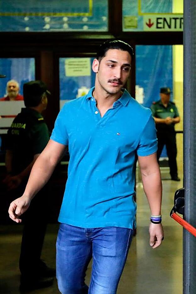 Alfonso Jesús Cabezuelo a su salida de los juzgados de Sevilla.