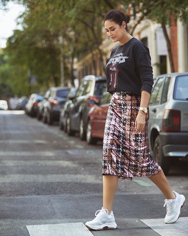 No podemos más que aplaudir este lookazo que se ha marcado  Vicky Martin Berrocal para presentar la zapatilla  que acaba de diseñar para Oxigeno Shoes: Victory. Las sneakers son fantásticas: neopreno y piel blanca para un diseño chunky en tendencia total (99,90 euros). Pero no más fantásticas que el resto del estilismo: una falda midi de lentejuelas preciosa combinada con una camiseta que es puro rock'n'roll. Quiero este estilismo ya. Tenemos estas opciones.