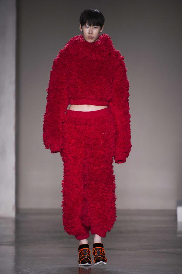 Siempre puedes ir de jersey humano. El punto está muy de moda y si tus amigos y tú os aburrís en la fiesta de Halloween, podéis tejer y destejer como Penélope.