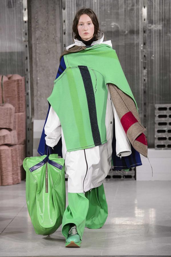 El abrigo manta que propone Marni más podría ser de un mendigo que lleva la casa a cuestas (bolsa extragrande y todo) que de un look para ir a trabajar.