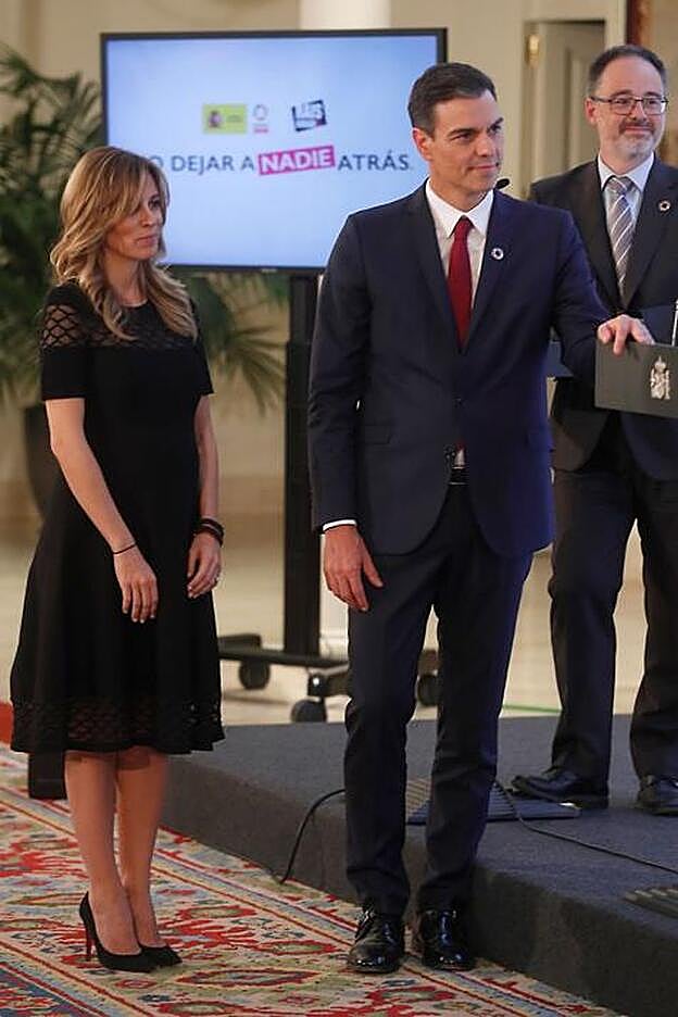 Alejandra Silva, embarazada de seis meses, junto al presidente Pedro Sánchez durante su visita al palacio de la Moncloa junto a Richard Gere.