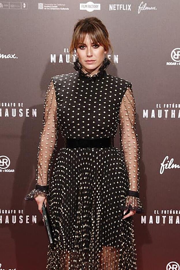 La actriz completó su 'look' con unas sandalias doradas y un clutch negro.