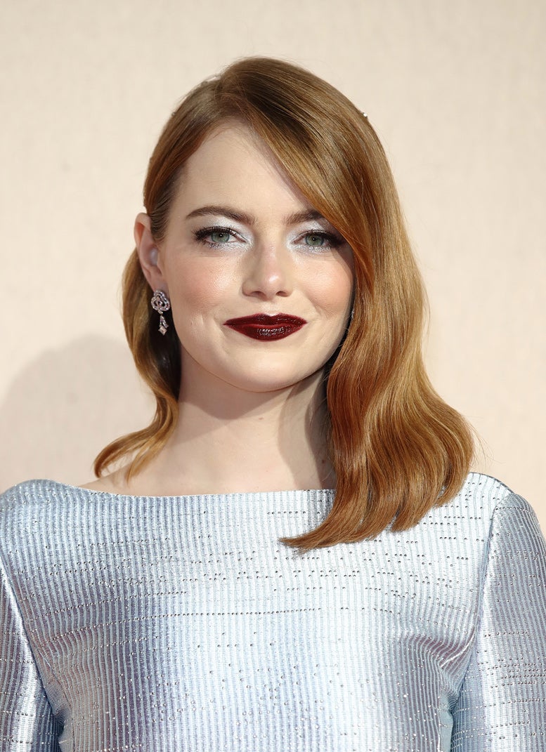 Este maquillaje de Emma Stone podría ser perfectamente el de tu próximo evento especial. La actriz combina el labial granate con una sombra de ojos plateada a conjunto con su vestido. También le añade máscara de pestañas para potenciar su mirada.
