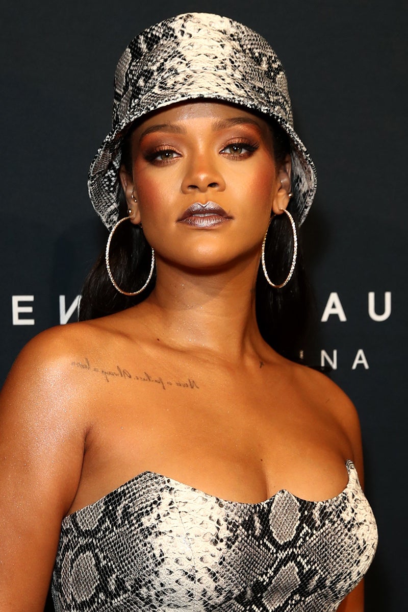 Si quieres arriesgar, ser original y el centro de todas las miradas toma nota de Rihanna. La cantante ha lucido todo tipo de dark lips, desde tonos verdes y azules hasta este gris oscuro metalizado para brillar como los diamantes.