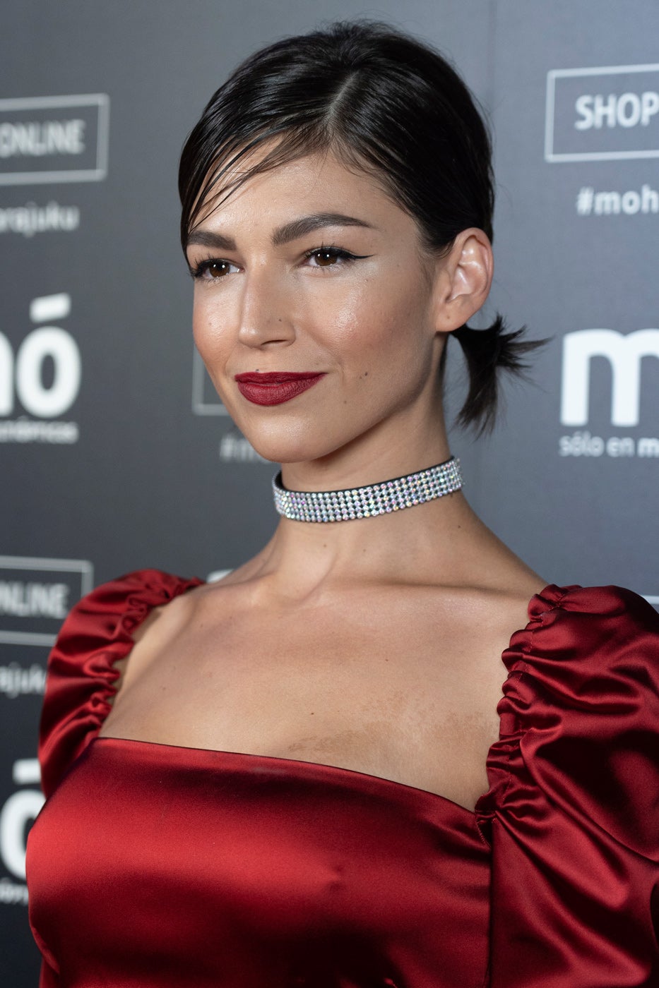 Con este look, Úrsula Corberó apuesta por un maquillaje muy natural para centrar toda la atención en su boca color granate. Su truco: aplicar un eyeliner fino para dar potencia a la mirada sin quitar protagonismo a sus labios.