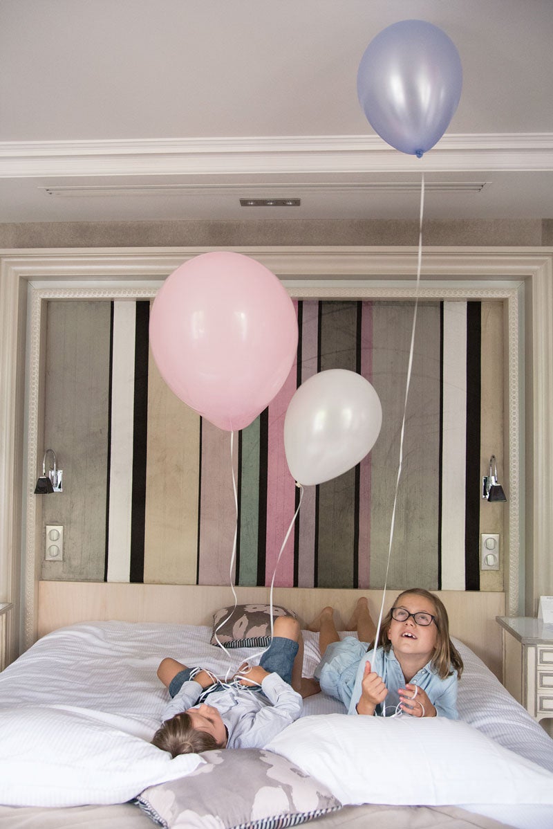 París en familia. ¿Por qué nos gusta? “No sin mi familia” es el lema de The Madison, un hotel situado en el corazón de París, donde se alojaron Albert Camus y Jean Cocteau, y que acaba de ser renovado. Los niños tienen regalos de bienvenida, gel y champú especiales, albornoz, cuna, cambiador, desayunos sin gluten y hasta un coche de paseo vintage. Ofrece servicio de lavado y secado gratis, de baby sitting y habitaciones con techos que, a oscuras, parecen un cielo estrellado.DÓNDE: en Sait Germain des Prés (Bvd Saint Germain, 143).Cuánto: desde 175 €, habitación doble con un niño.