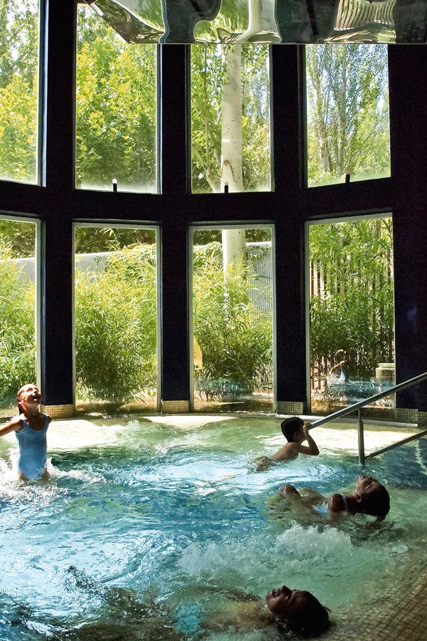 Agua termal en Aragón. ¿Por qué nos gusta? Pionero en el termalismo infantil, el Balneario Sicilia mezcla juegos y tratamientos. Los peques pueden disfrutar de masajes con sus padres, flotación con música o sauna con sal, supervisados por un médico especialista en problemas respiratorios, dermatológicos y alergias. ¿Más planes? Ludoteca, talleres y bicicletas. DÓNDE: Jaraba, Zaragoza. Cuánto: media pensión y acceso a cueva termal, 102 € por persona. Descuentos para niños.