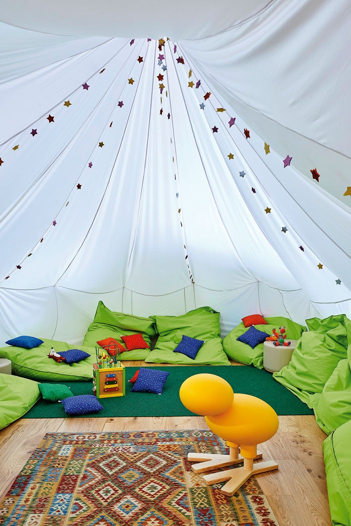 Un lujo en Lisboa. ¿Por qué nos gusta? En el Hotel Martinhal Chiado, hasta el más mínimo detalle está pensado para ellos. La Baby Concierge te puede ayudar si has olvidado cualquier cosa (desde la trona hasta los pañales), mientras en el Kids Club Raposinhos todos pueden disfrutar jugando; desde los bebés a partir de seis meses hasta los preadolescentes. ¿Un plus? Disfruta de las noches lisboetas con tu pareja mientras ellos duermen cuidados por babysitters en el Pyjama Club o en tu propio apartamento. Un paseo en tuk-tuk o en el mítico tranvía 28 animarán la escapada.DÓNDE: en el barrio del Chiado de Lisboa. Rua das Flores 4. Cuánto: desde 200 €, estudio con desayuno, cocina, espacio de juego y cuidado infantil gratuito hasta las 22 h. También tienen un dúplex para cuatro adultos, dos niños y un bebé.