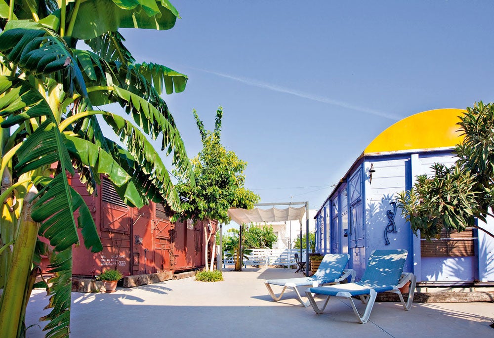 ¡Todos al tren... en Murcia! ¿Por qué nos gusta? El encanto de sus vagones de tren de los años 50, reconvertidos en apartamentos rurales en plena huerta murciana, con cocina, barbacoa, baño y piscina. ¿Planes? Descubrir en bicicleta la ribera del Segura, hacer kayak en el cañón de Almadenes, adentrarse en la cueva del Puerto o ir al castillo de Lorca. DÓNDE: a 10 minutos de la ciudad, junto al Monasterio de los Jerónimos, conectado por bus y tranvía con el centro. Cuánto: dos adultos y un niño, desde 150 €.