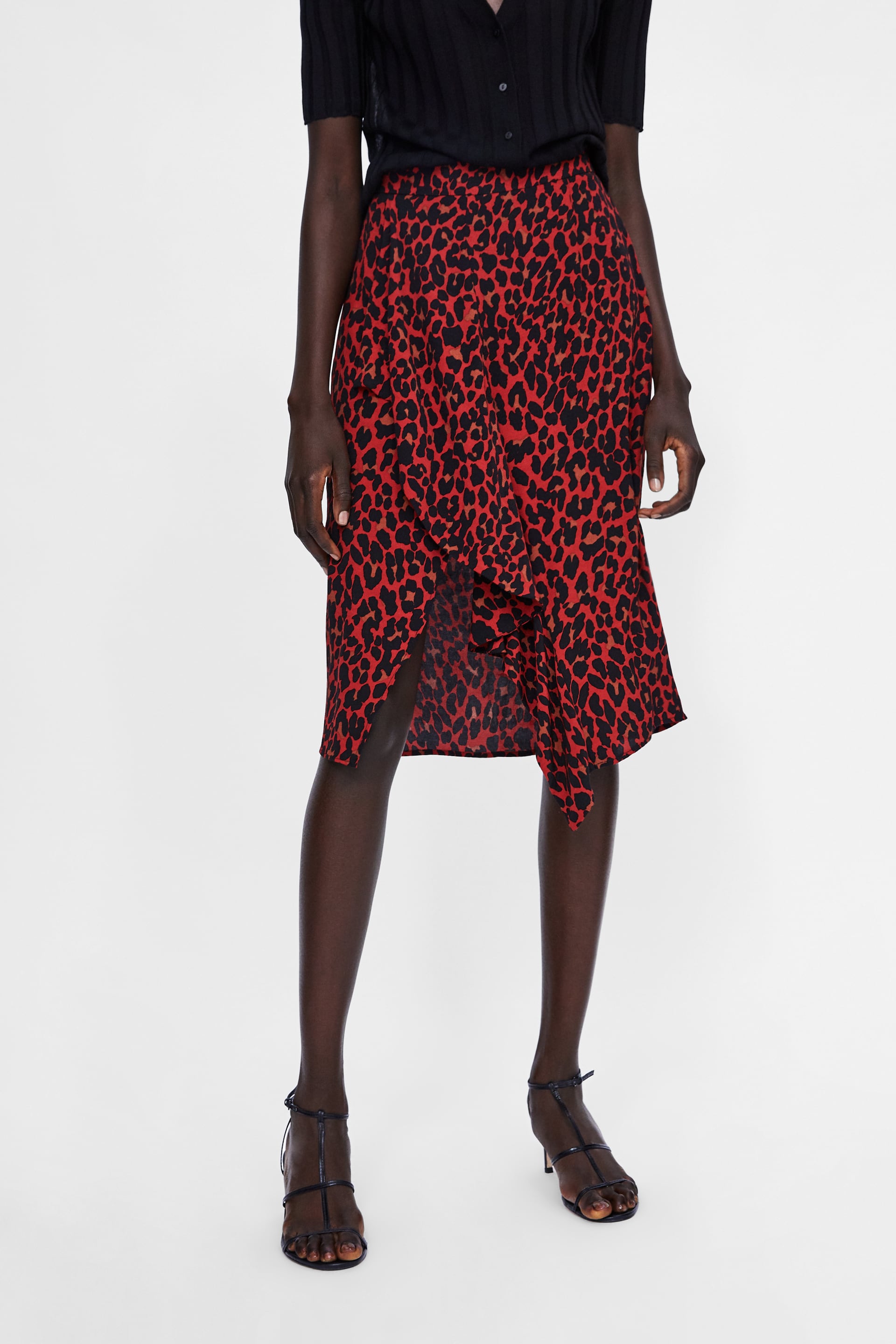 Falda asimétrica ‘animal print’ en rojo de Zara: 25,95 euros.