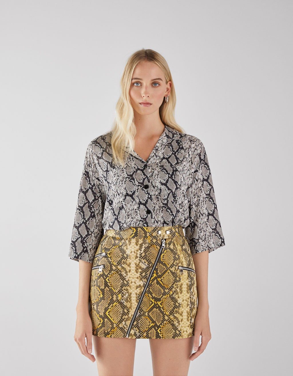 Falda con estampado de serpiente de Bershka: 25,95 euros. Disponible en más colores.