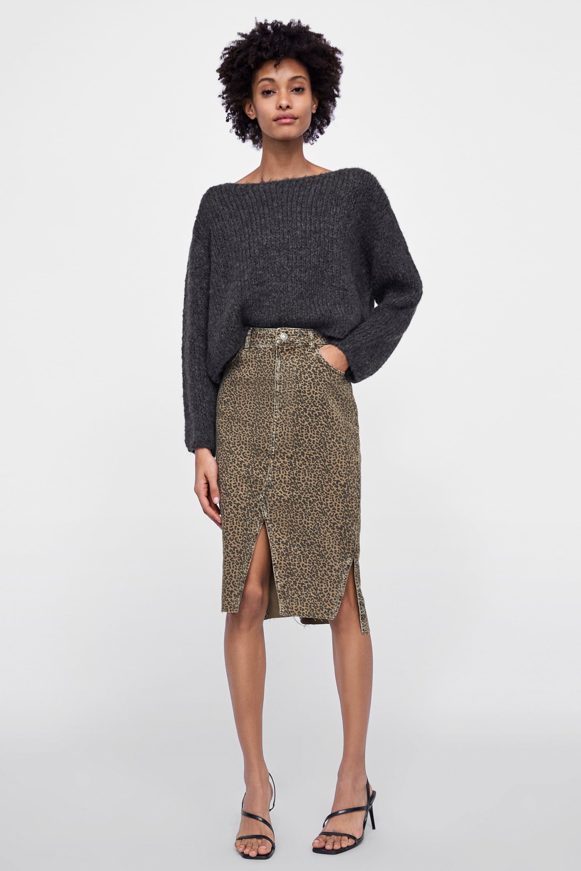 Falda midi con aperturas y estampado animal de Zara: 25,95 euros.