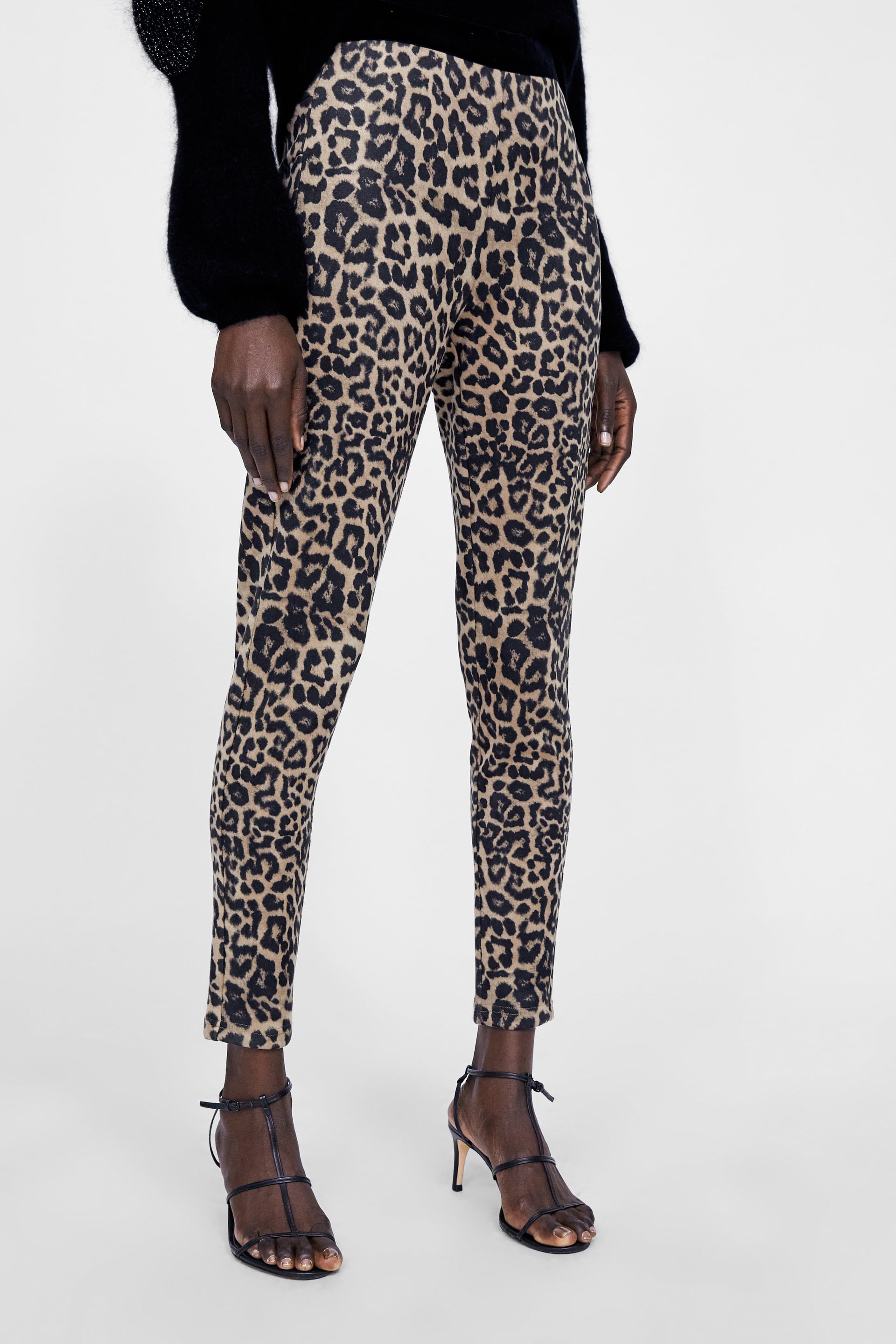 Legging con estampado ‘animal print’ de Zara: 19,95 euros.
