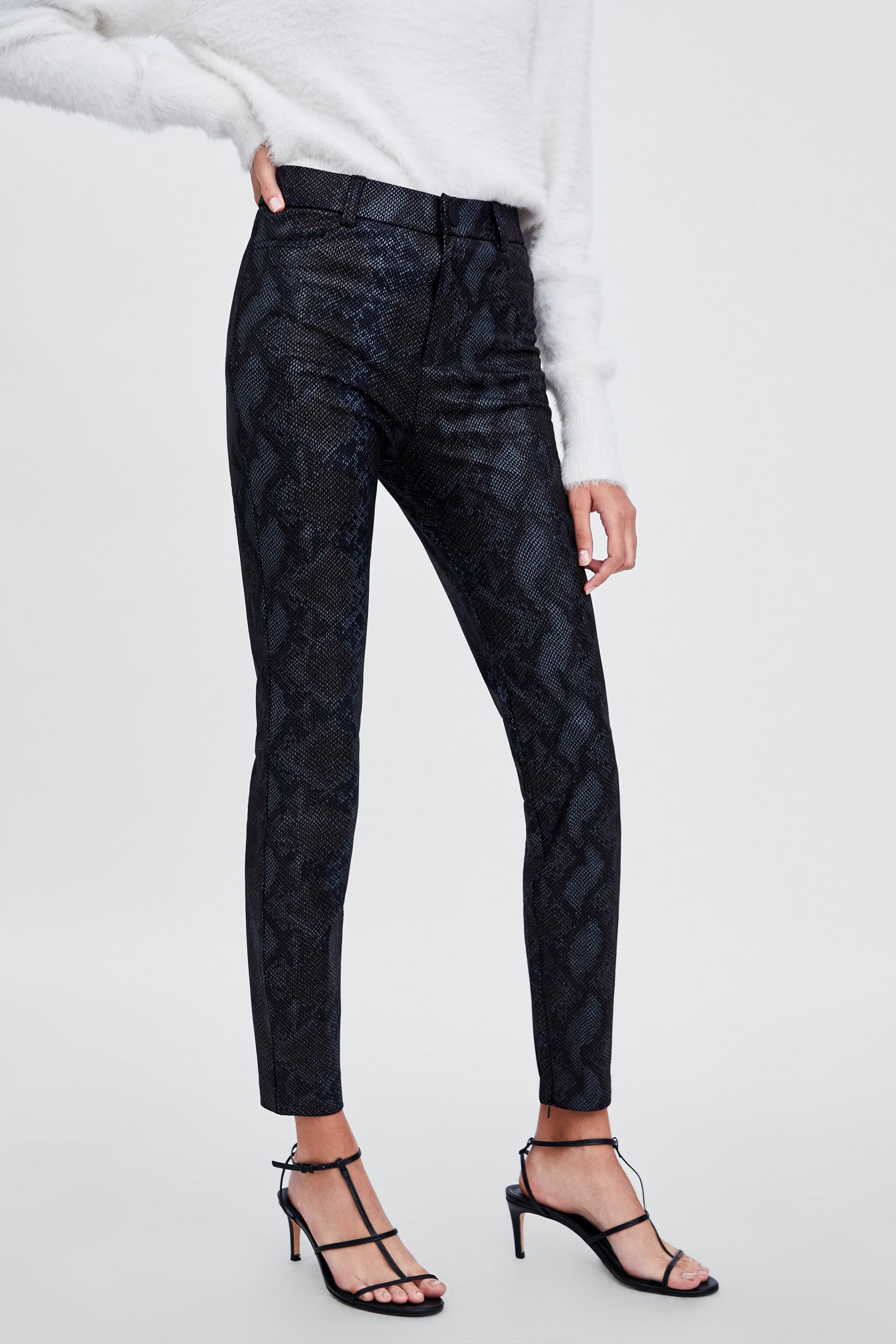 Legging con estampado de serpiente y brillo: 25,95 euros en Zara.