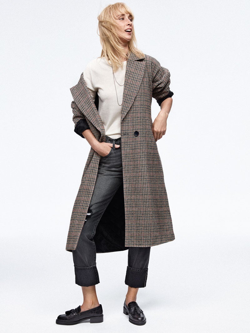 Abrigo de lana, de Springfield; top de cachemir, de Bally; vaqueros de Levi’s, mocasines de Gloria Ortiz y collares de Aristocrazy.