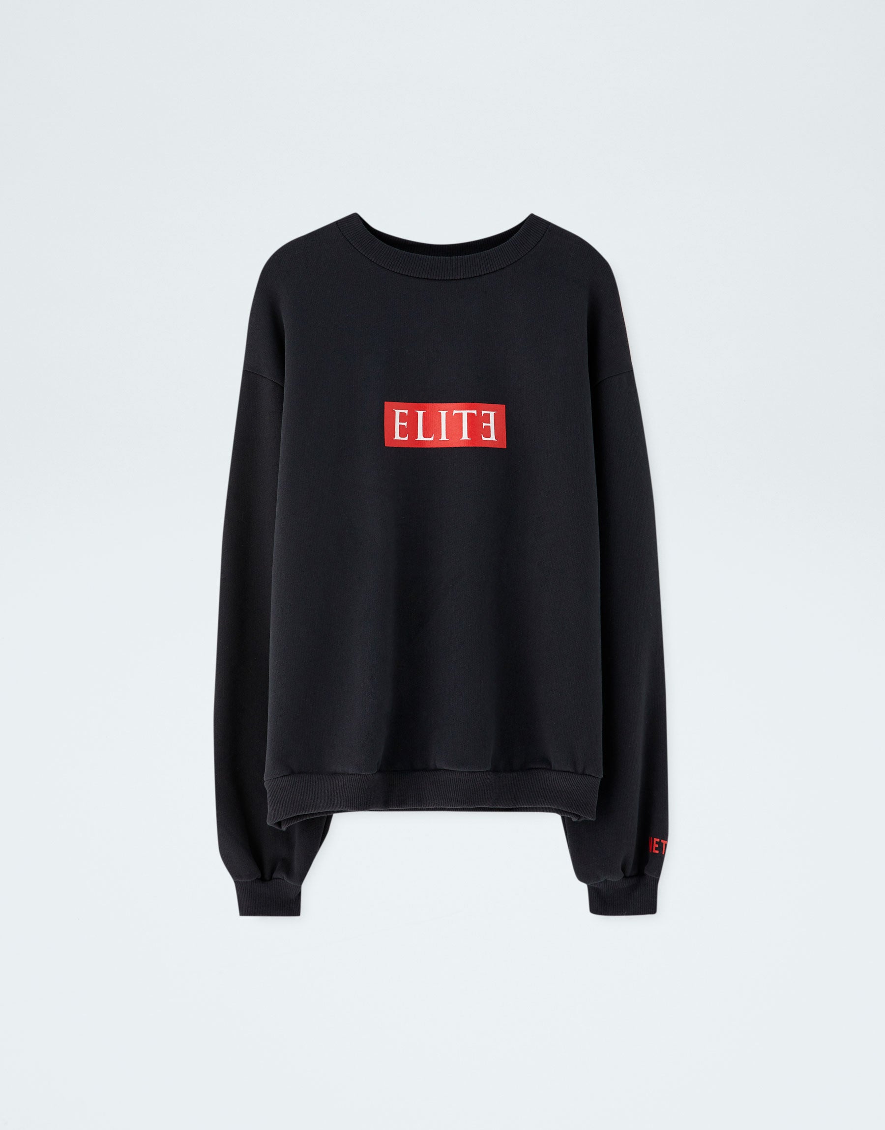 Sudadera de la serie de Netflix ‘Élite’: 19,99 euros en Pull & Bear.