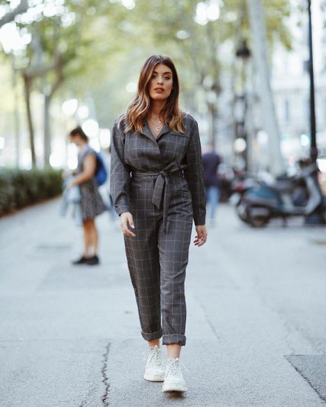 Este mono de Mango muy probablemente hubiera pasado desapercibido ante nuestros ojos si no fuera porque Dulceida decidió compartir esta imagen y todas nos enamorado de él. Es muy ponible porque lo puedes combinar con sneakers o zapatos, y eso nos hace quererlo aún más.