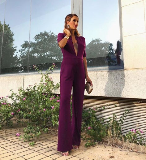 Rocio Osorno luce ya una barriguita muy avanzada y llevar monos le sienta así de bien. Este en concreto es de Mango y nos encanta el escote de infarto que tiene.