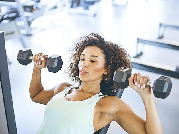 Para realizarlo necesitarás un peso en cada mano de unos 2kg cada uno.