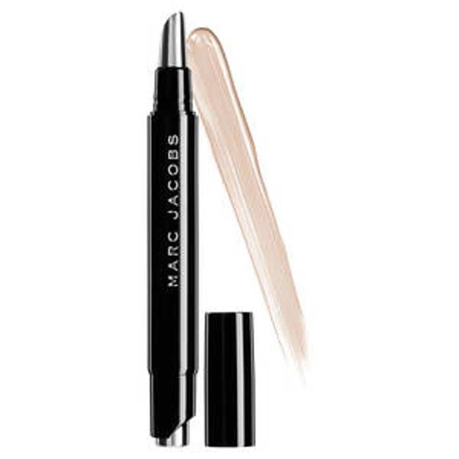 Este antiojeras 3 en 1 camufla, realza la luminosidad de la tez y corrige los signos de la edad, de la deshidratación y de la fatiga. Además su aplicador patentado de acero ayuda a refrescar y a alisar la piel durante la aplicación.