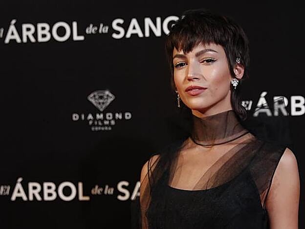 Úrsula Corberó optó por un 'eyeliner' dorado sobre un delineado básico en color negro.