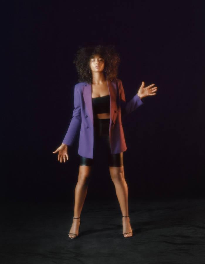 Las mallas de ciclista se han hecho tan fuertes que llegarán a los looks navideños. Eso sí, siempre con blazer larga.