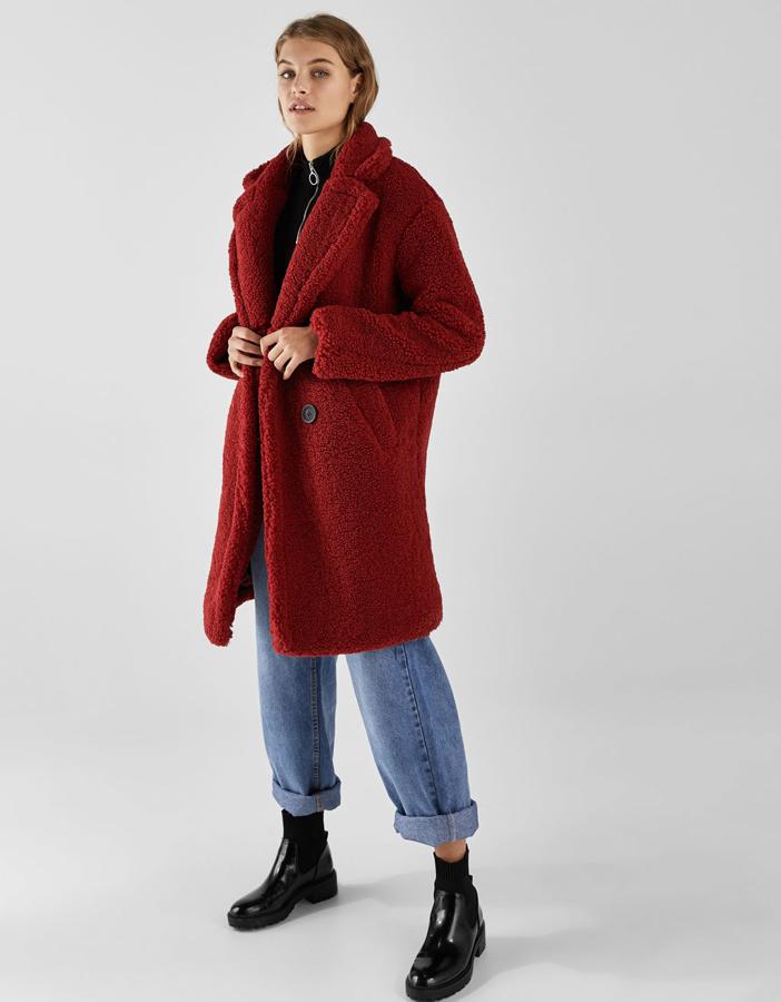 Abrigo largo cruzado de borreguillo en color rojo, 49,99 euros.