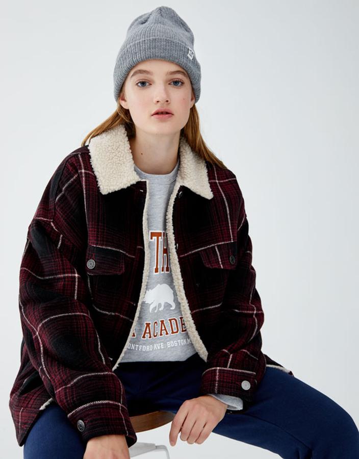Cazadora de cuadros con cuello de borreguillo, 39,99 euros.