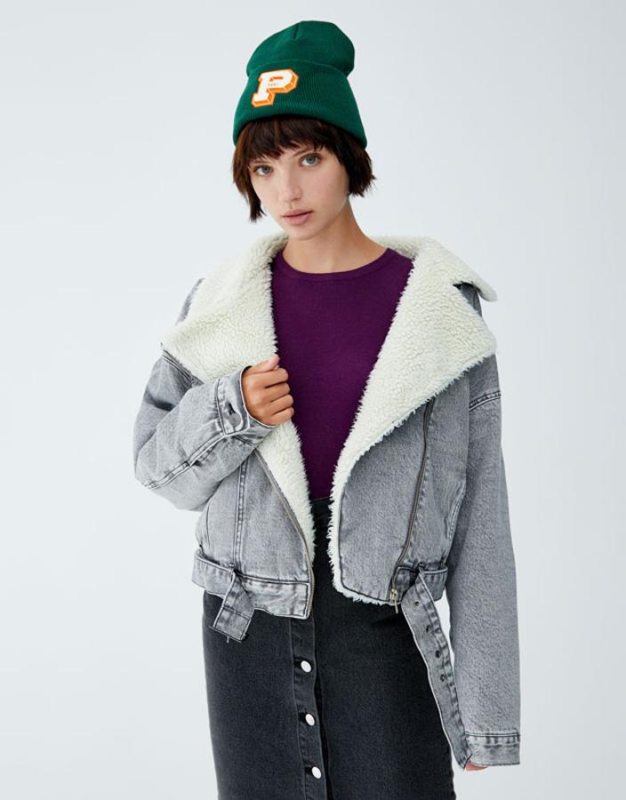 Cazadora denim cropped con borreguillo y cierre de cremallera, 39,99 euros.