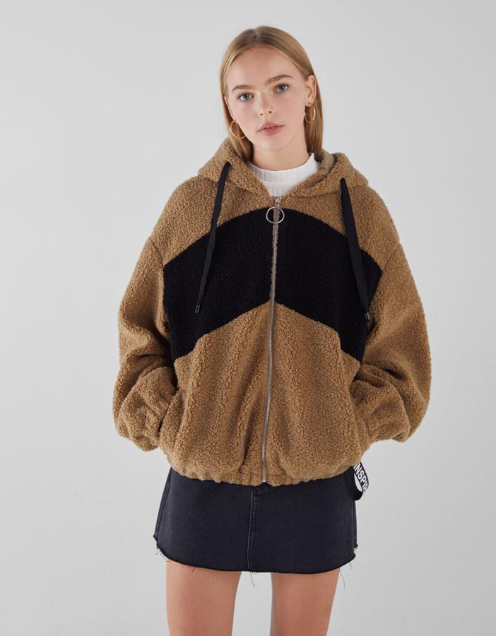 Chaqueta de borreguillo con capucha y en color beige, 35,99 euros.