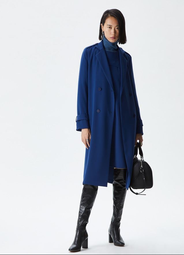 Las botas de la Reina son este modelo de Adolfo Domínguez (288 euros), un rediseño de la firma española, desde la que aseguran que "hemos renovado nuestras clásicas botas altas de piel para que sigan siendo tu zapato preferido esta temporada. El detalle de caña sobre la rodilla las hace icónicas, diferentes y muy sensuales. Multiplica su sex appeal combinándolas con vestidos, faldas y vaqueros ajustados".