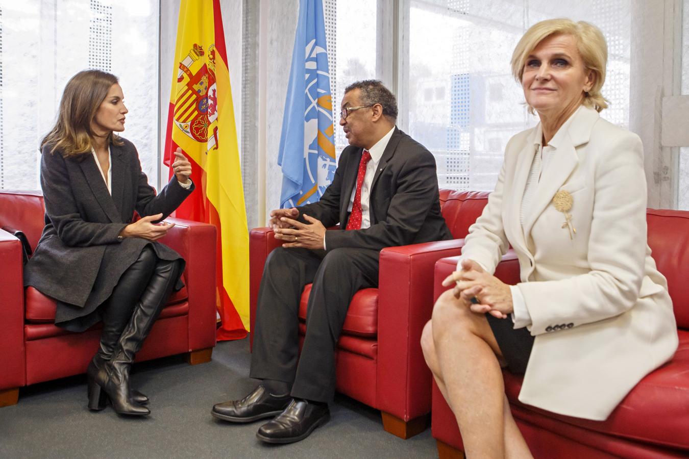 La Reina está en la sede de la OMS en Ginebra para asistir a la primera Conferencia Mundial sobre contaminación del aire y salud, y allí ha apostado por un look muy sobrio que, sin embargo, escondía un detalle que nos dejaba con la boca abierta y que cambiaba por completo su conjunto más otoñal.