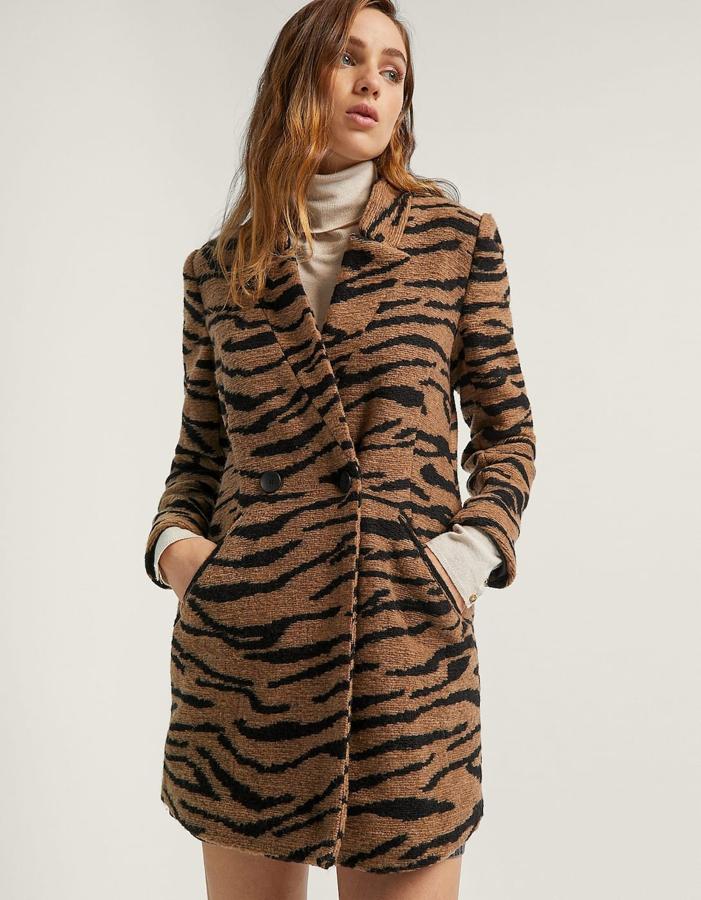 Por último, otro abrigo en punto cortado (nos encanta esta técnica) que también prefiere un estampado de cebra (39,99 euros). Como el objetivo de estas prendas de abrigo es que nos las podamos poner muchas veces sin cansarnos, los colores son clásicos. Aún así, el contraste es top.